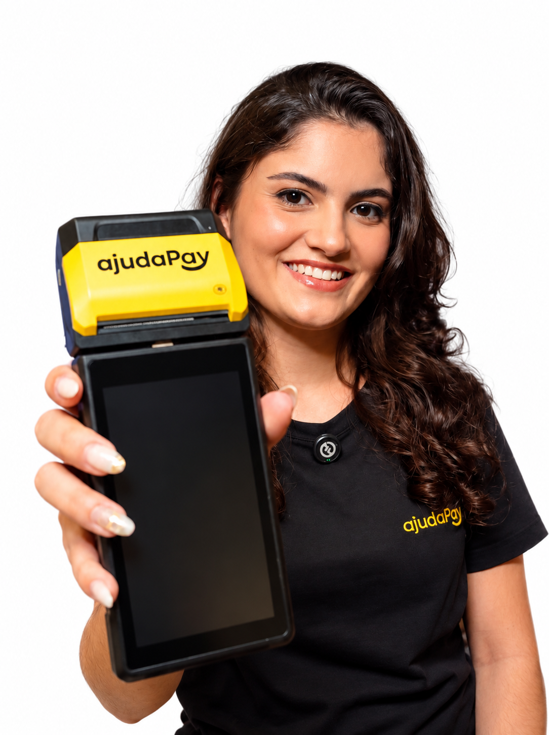 Modelo segurando a maquininha Ajuda Pay